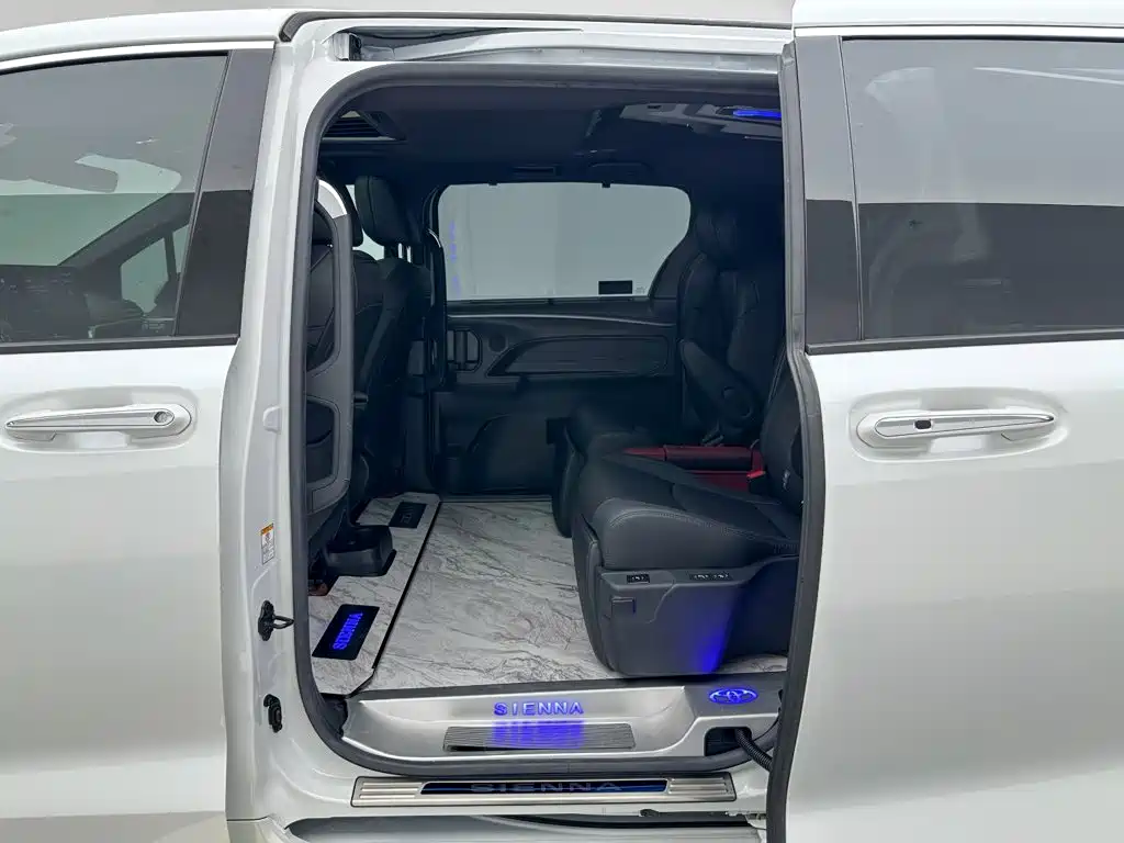 Toyota Sienna — миниатюра 17