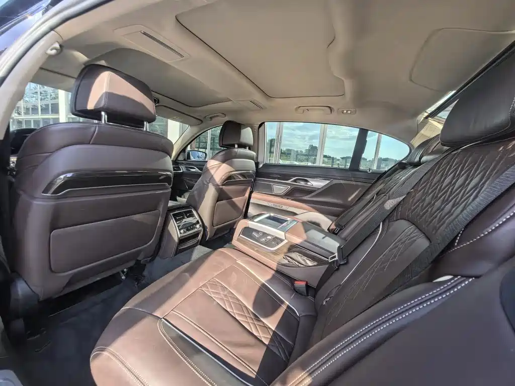 BMW 7 Series — миниатюра 7