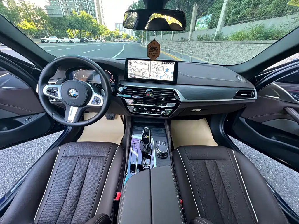 BMW 5 Series — миниатюра 10