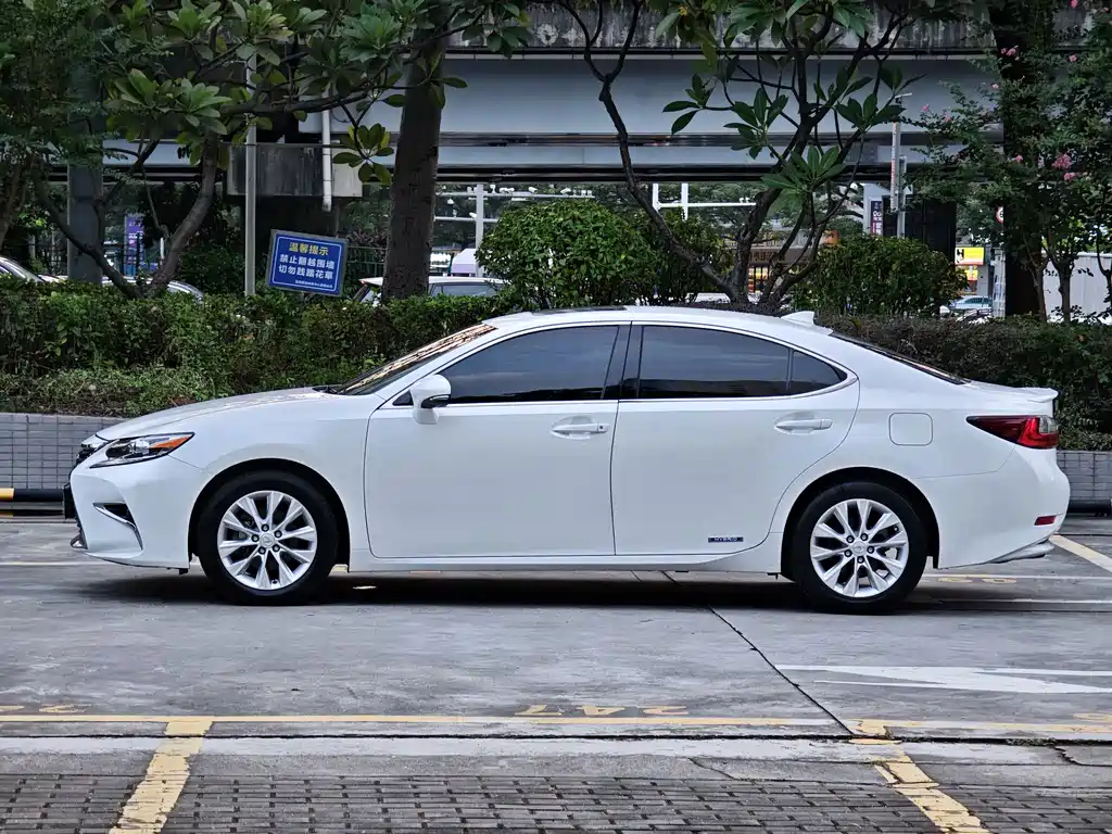 Lexus ES — миниатюра 12