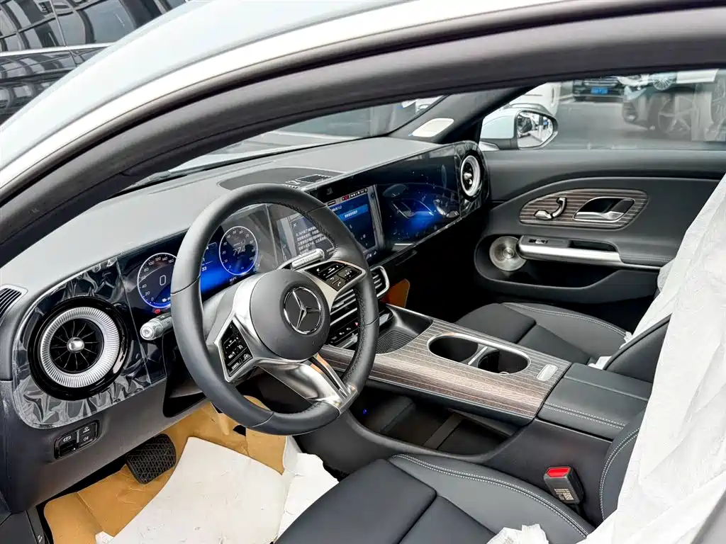 Mercedes-Benz CLA 2025 300L