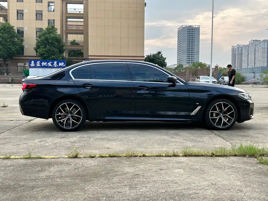 BMW 5 Series — миниатюра 4