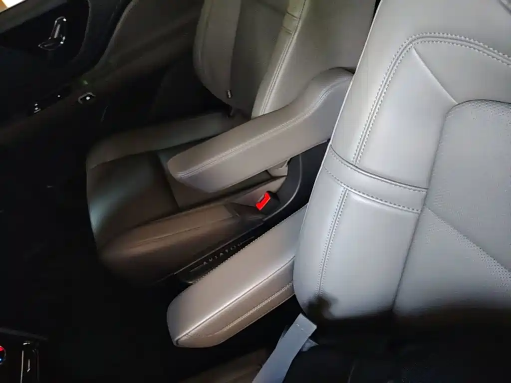 Lincoln Aviator — миниатюра 24