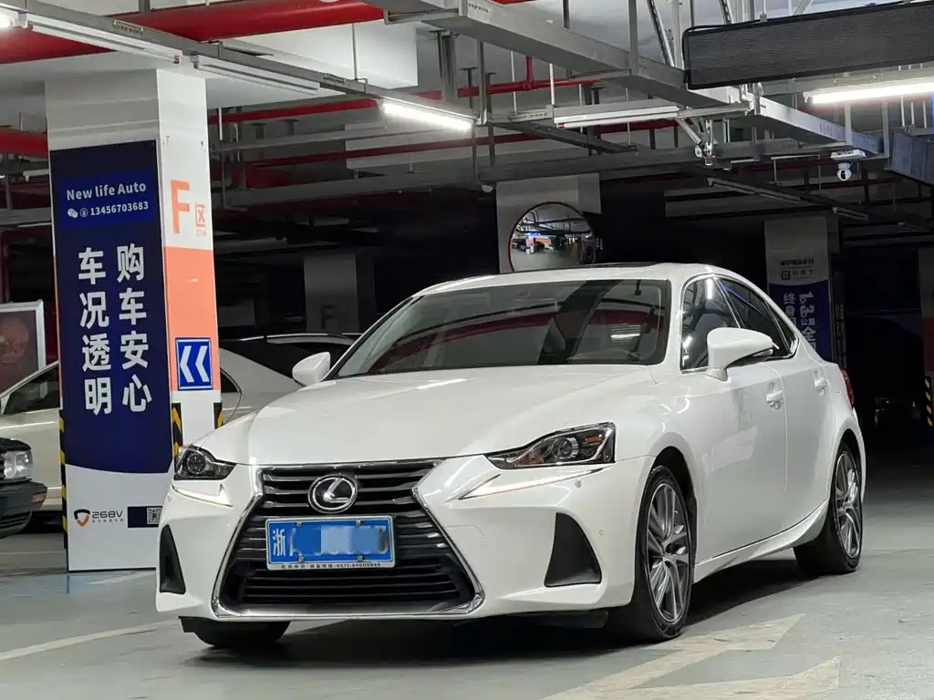 Lexus IS