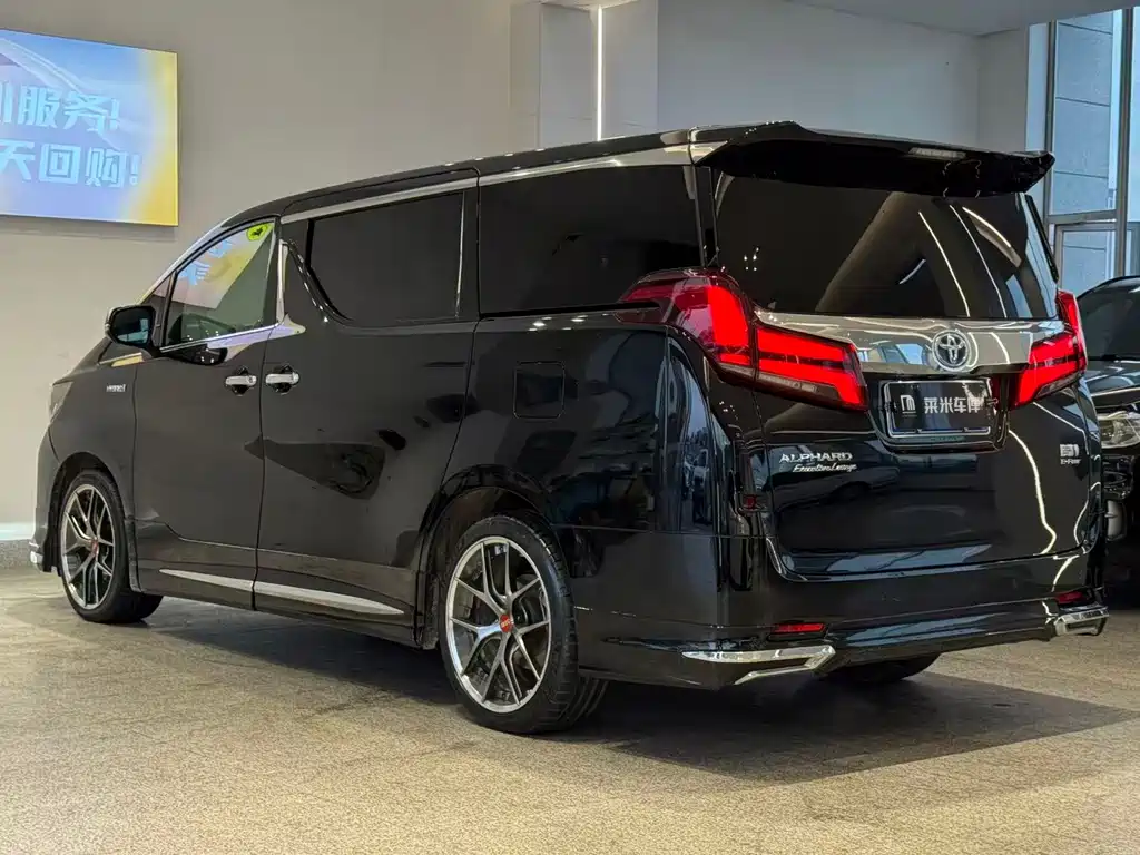 Toyota Alphard — миниатюра 9