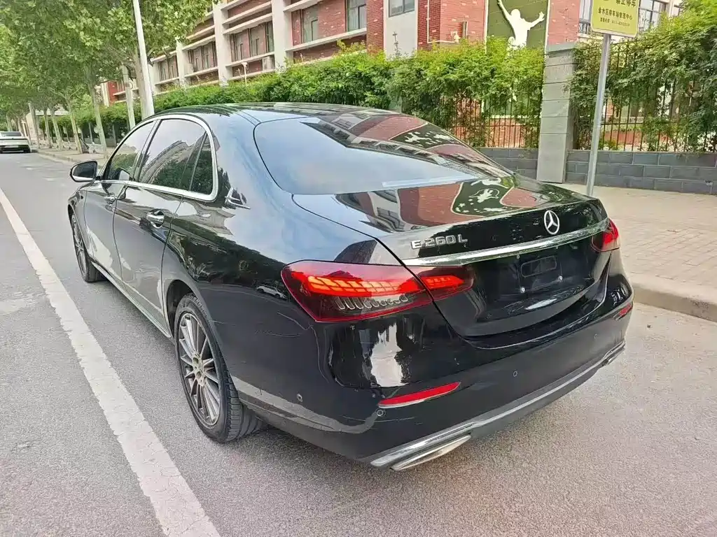Mercedes-Benz E-Class — миниатюра 5