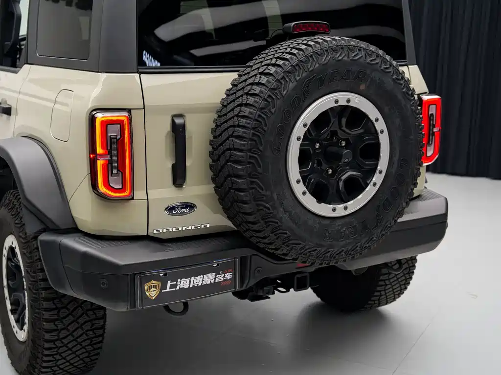 Ford Bronco (Import) — миниатюра 9