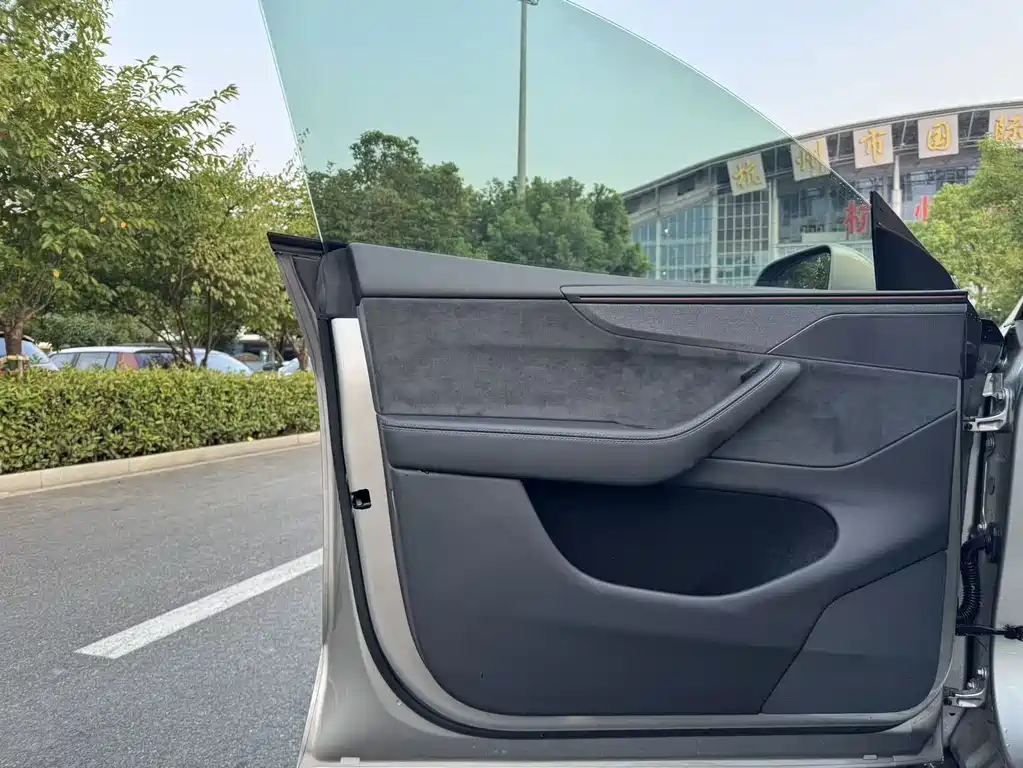 Tesla Model Y L — миниатюра 18