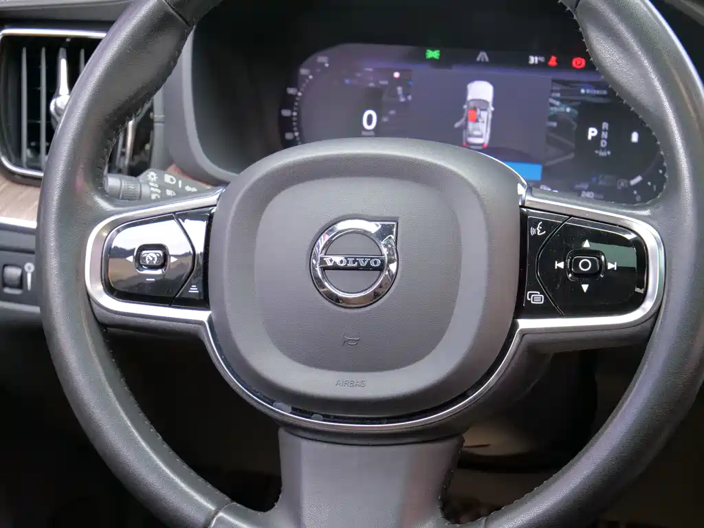 Volvo XC60 2022 — фото 11