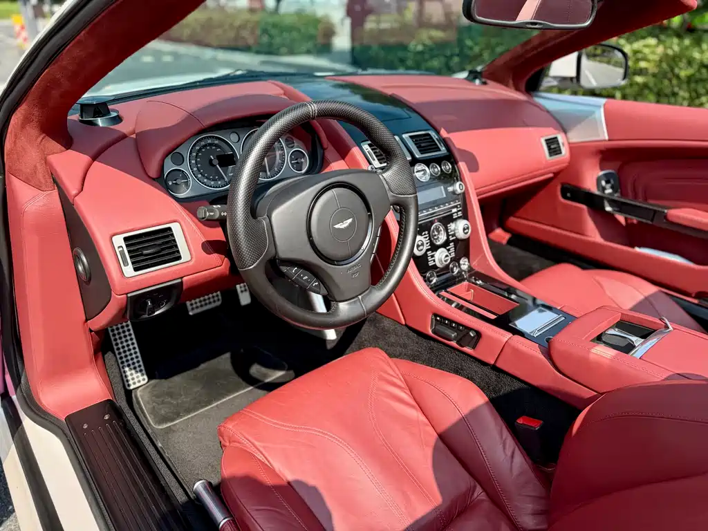 Aston Martin DBS — миниатюра 8
