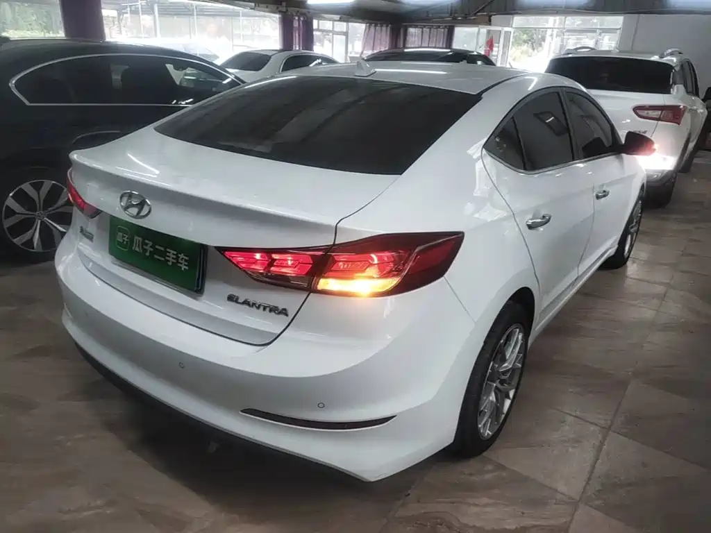 Hyundai Elantra — миниатюра 7