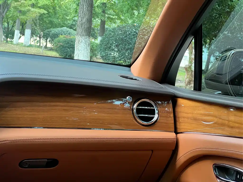 Bentley Bentayga — миниатюра 19