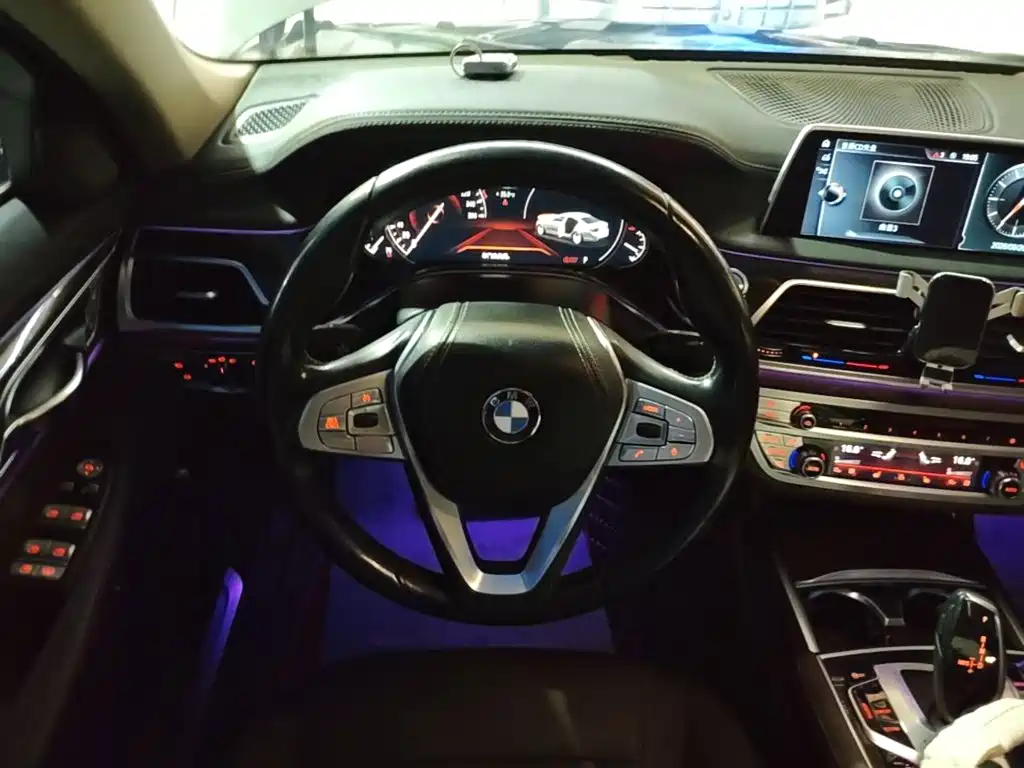 BMW 7 Series — миниатюра 11
