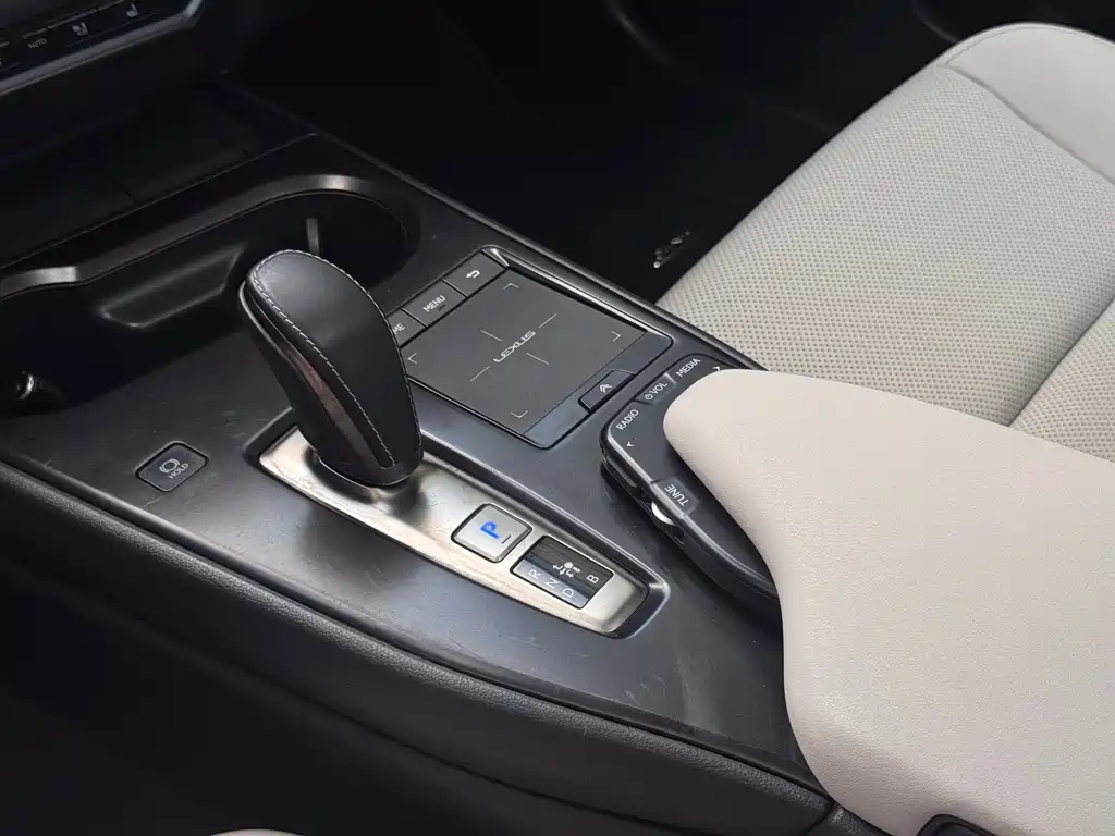 Lexus UX New Energy — миниатюра 16