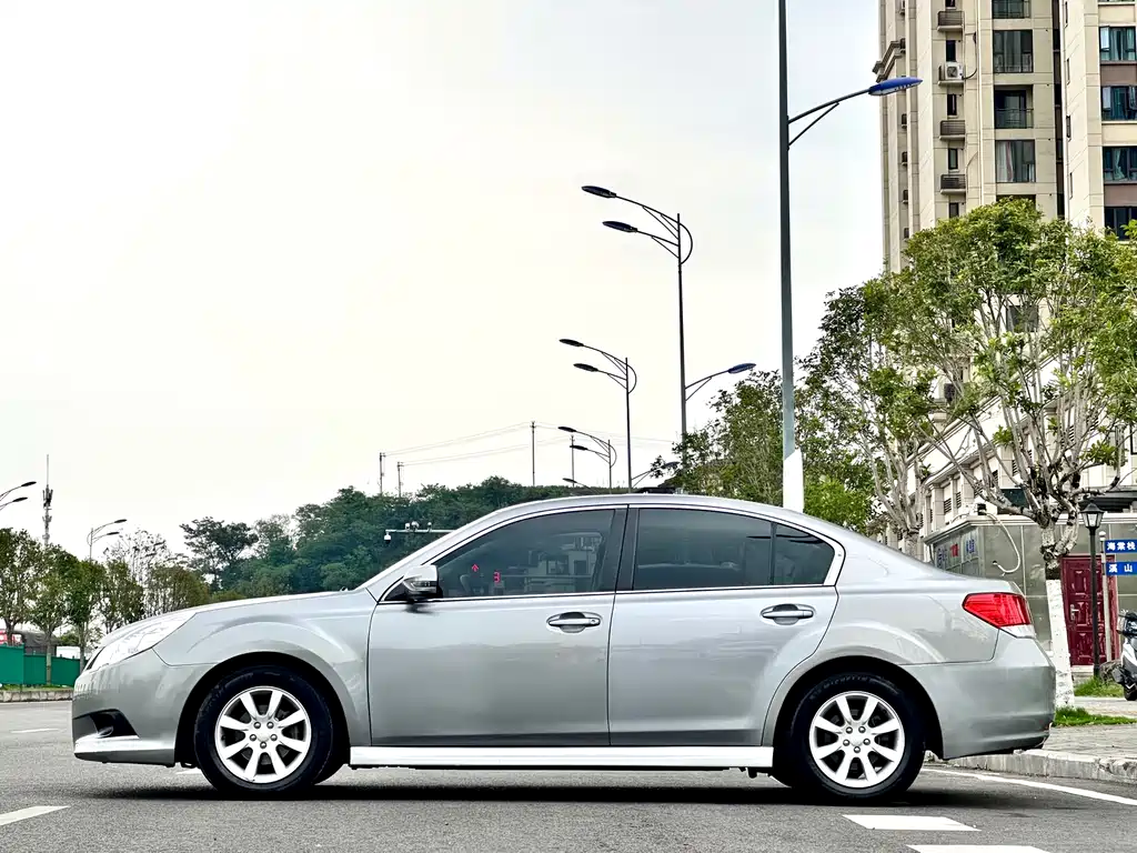 Subaru Legacy 2.0i Luxury Edition, фото 6