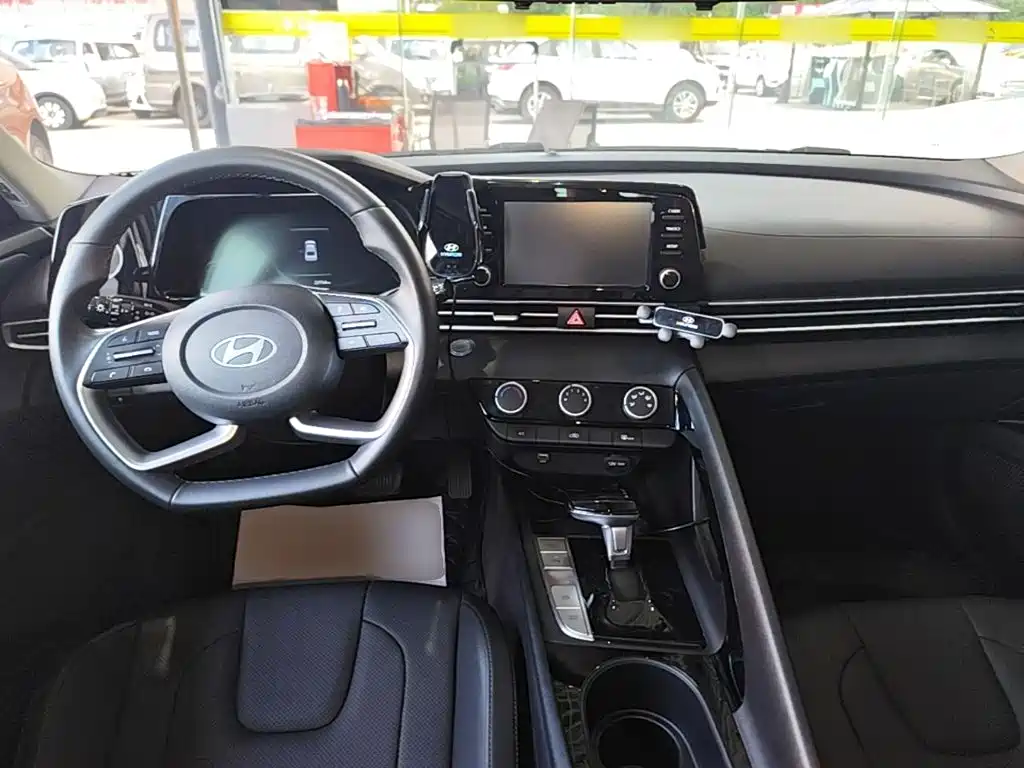 Hyundai Elantra — миниатюра 10