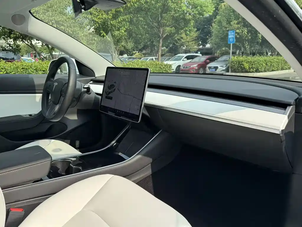 Tesla Model 3 — миниатюра 12
