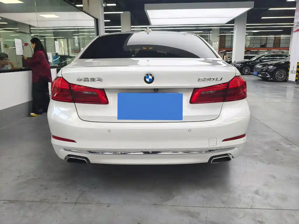 BMW 5 Series — миниатюра 9