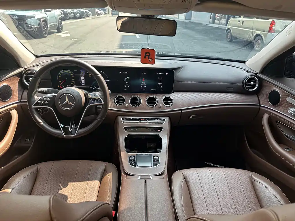 Mercedes-Benz E-Class — миниатюра 8