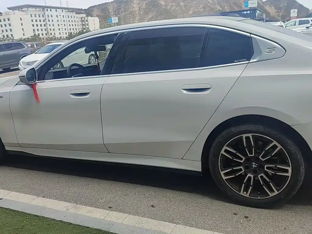 BMW 5 Series — миниатюра 9