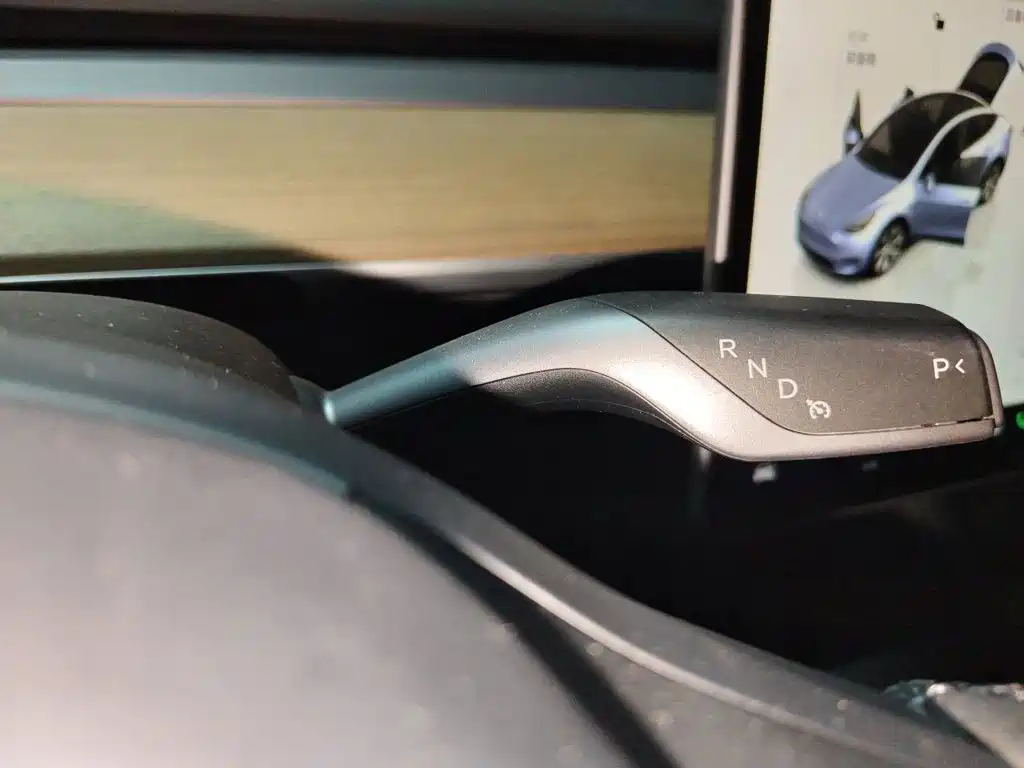 Tesla Model Y — миниатюра 10
