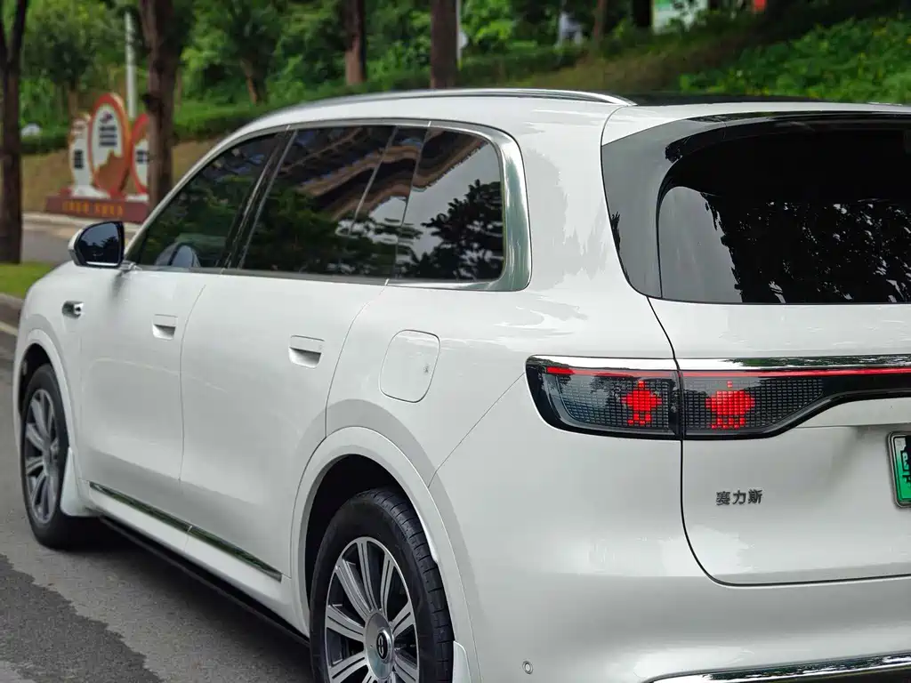 Aito M8 2025 Max+ 53.4kWh 6 мест (192 ）