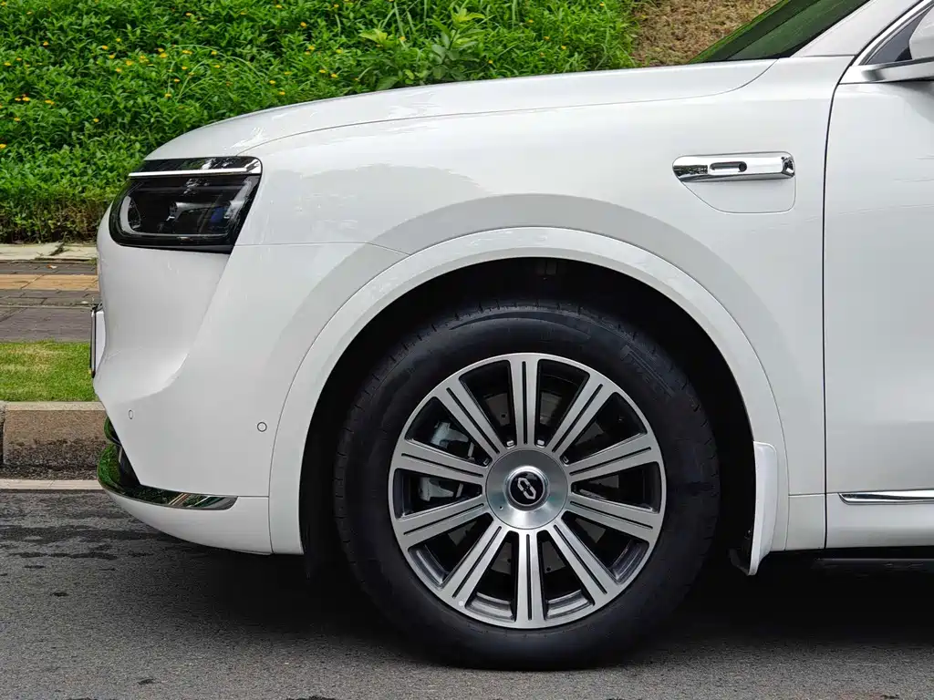 Aito M8 2025 Max+ 53.4kWh 6 мест (192 ）