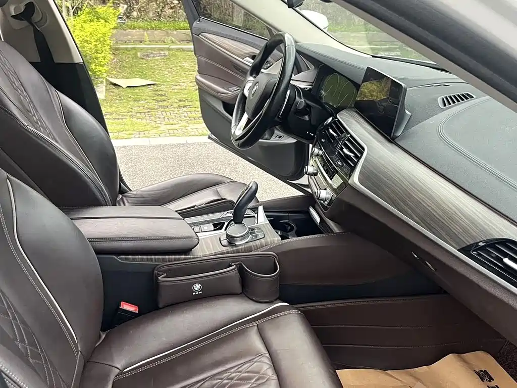 BMW 5 Series — миниатюра 7