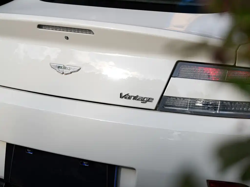 Aston Martin V8 Vantage — миниатюра 7