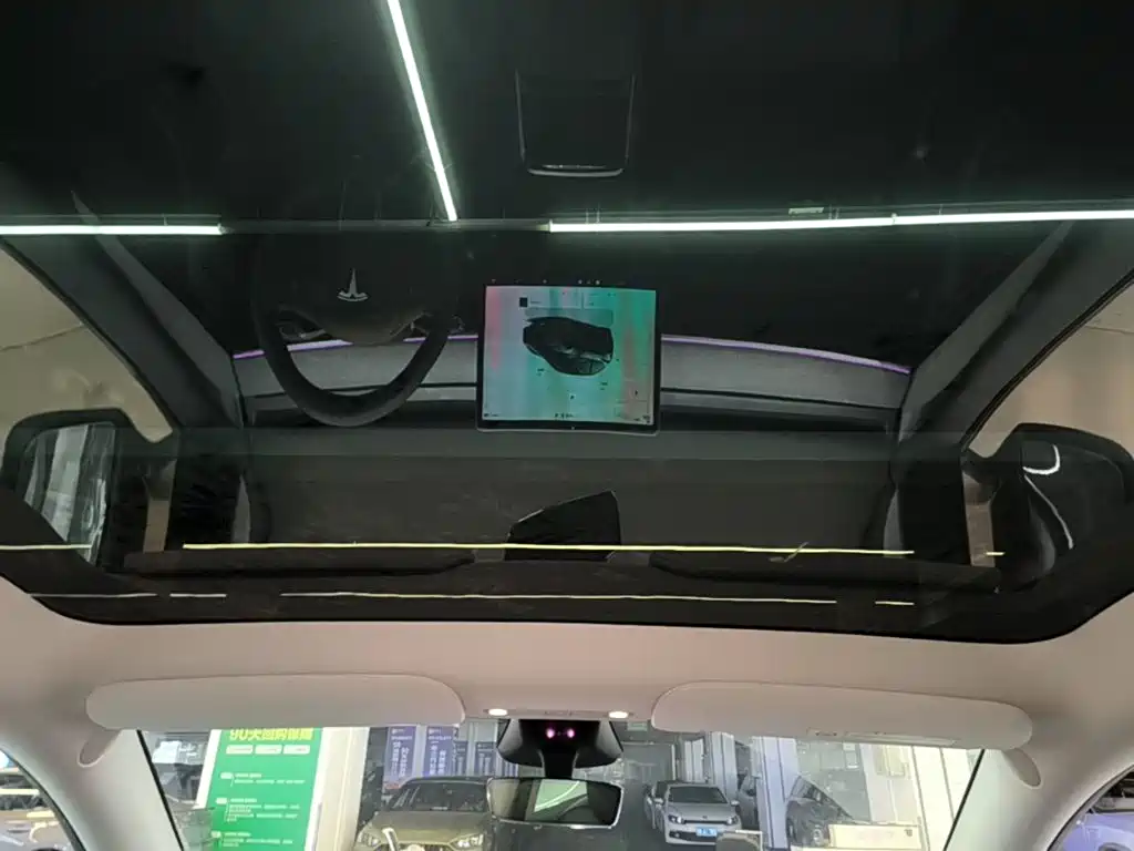 Tesla Model Y — миниатюра 18
