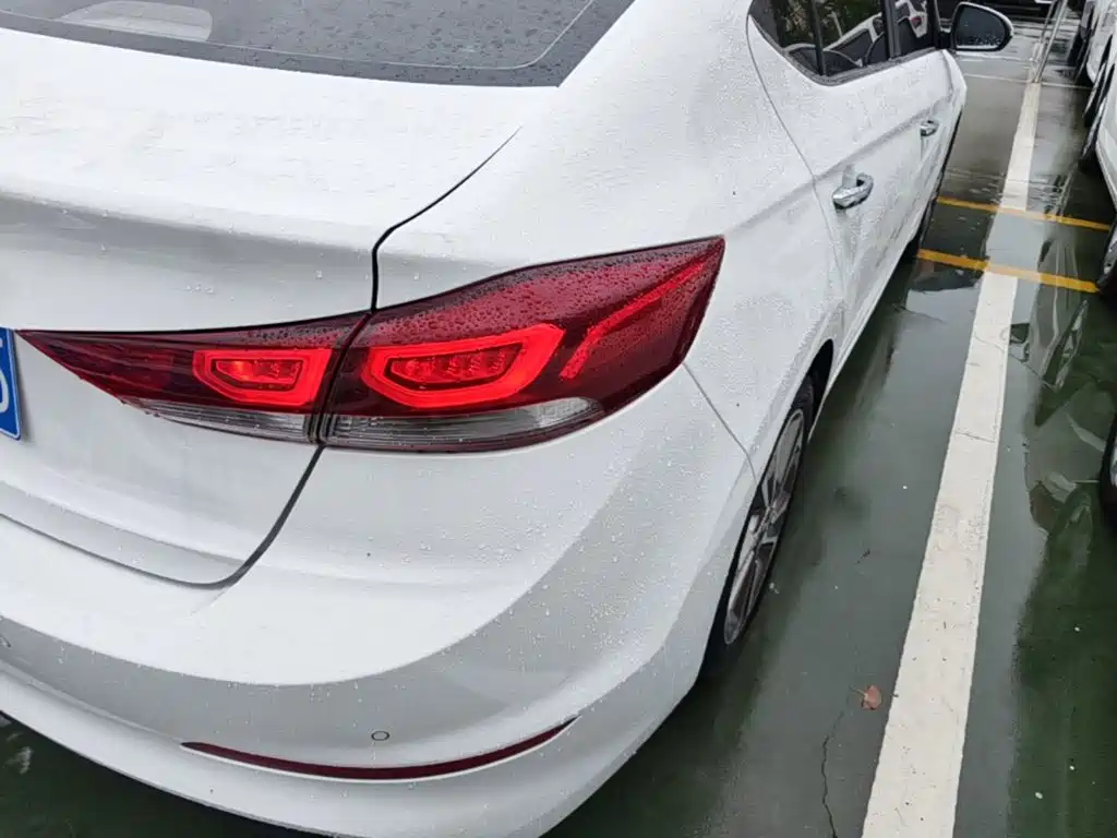 Hyundai Elantra — миниатюра 8