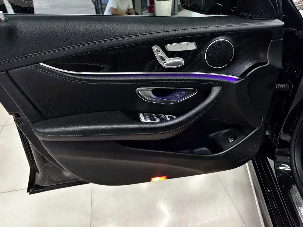 Mercedes-Benz E-Class — миниатюра 7