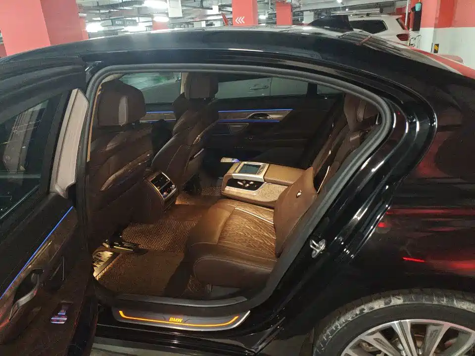 BMW 7 Series — миниатюра 10
