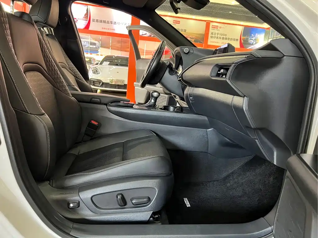 Lexus UX — миниатюра 9