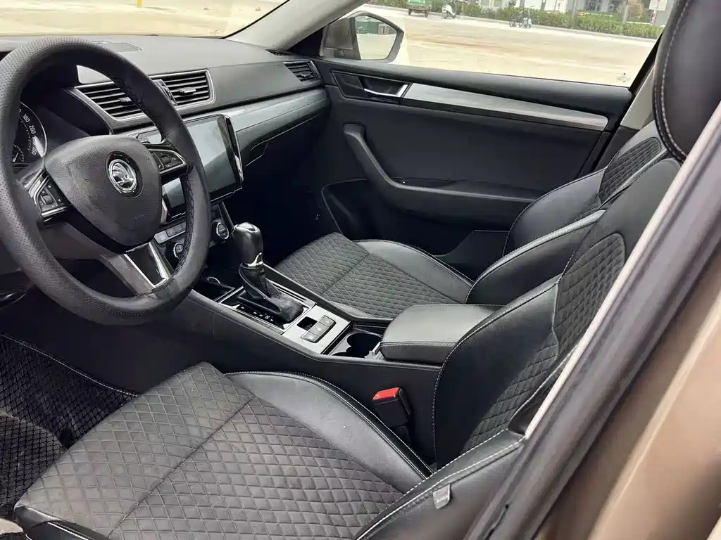 Skoda Superb — миниатюра 7