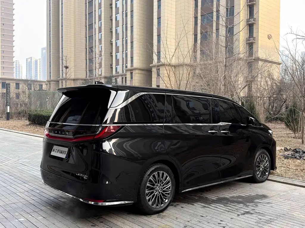 LEXUS LM