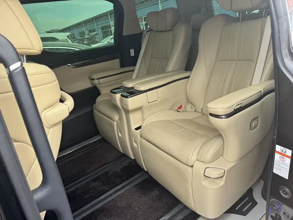 Toyota Vellfire — миниатюра 13