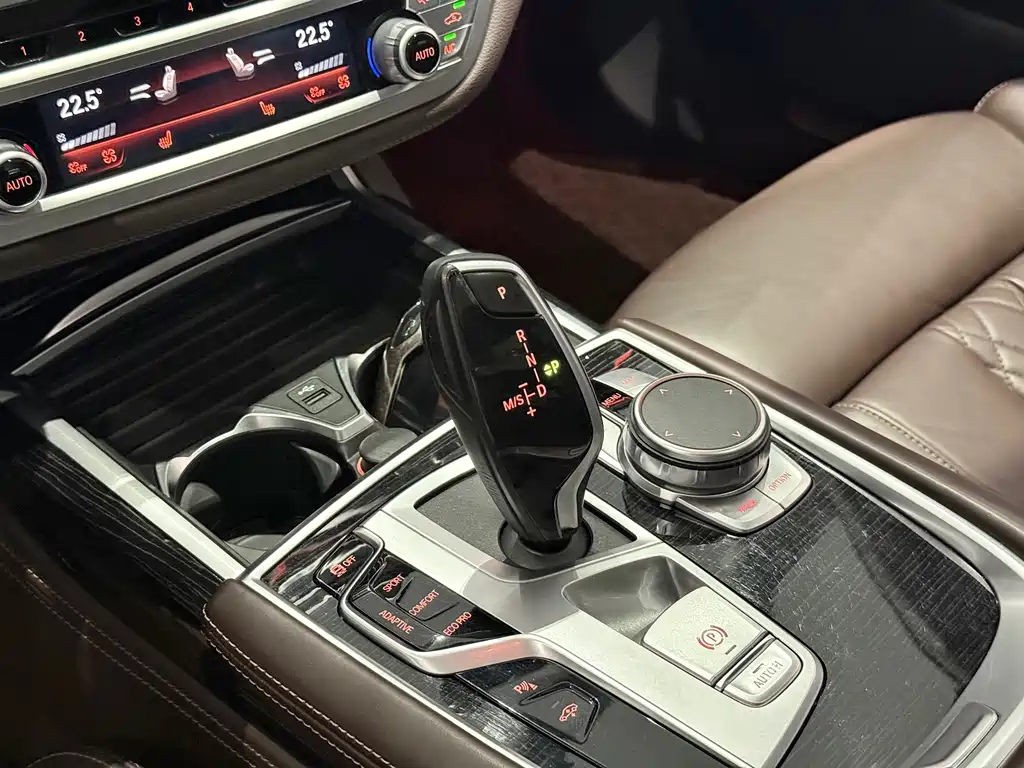 BMW 7 Series — миниатюра 13
