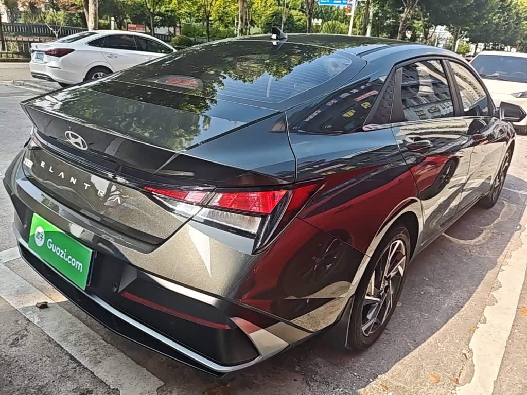 Hyundai Elantra 1.5 л 2025 г. Серебристо-серый, пробег 6800 км
