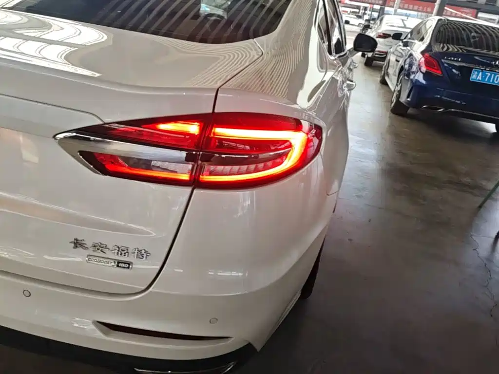 Ford Mondeo — миниатюра 8