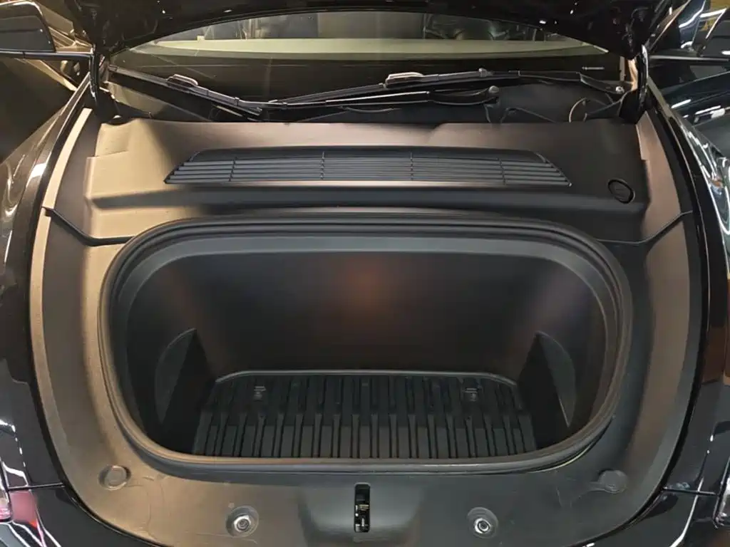 Tesla Model Y — миниатюра 20
