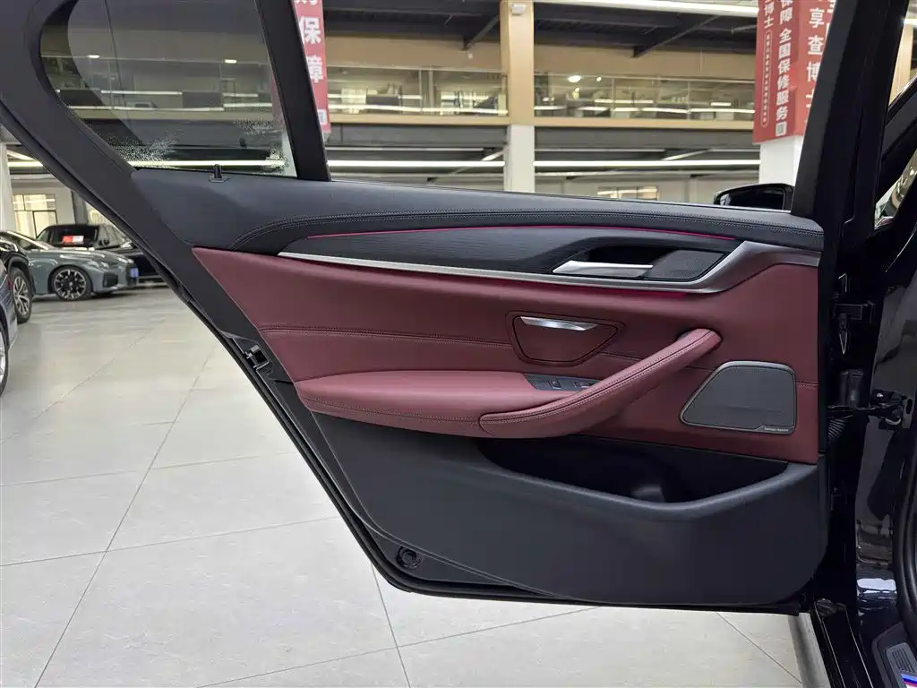 BMW 5 Series — миниатюра 13