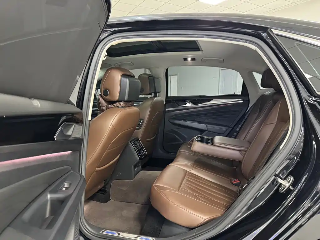 Volkswagen Passat PHEV — миниатюра 6