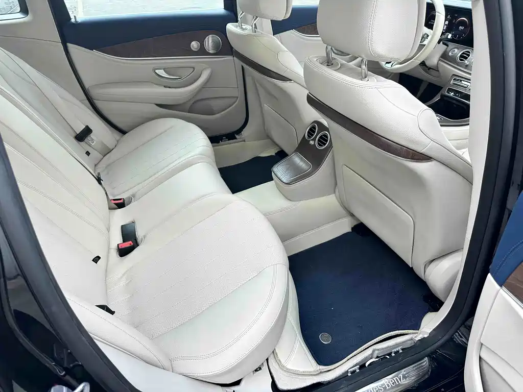 Mercedes-Benz E-Class — миниатюра 10