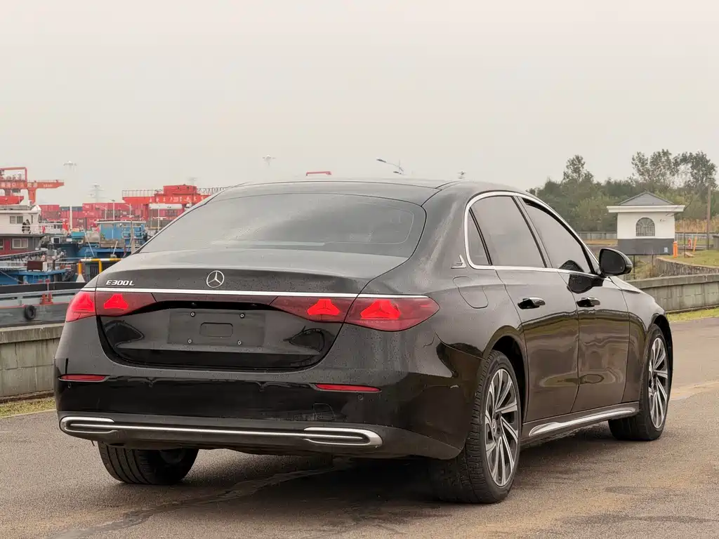 Mercedes-Benz E-Class — миниатюра 9