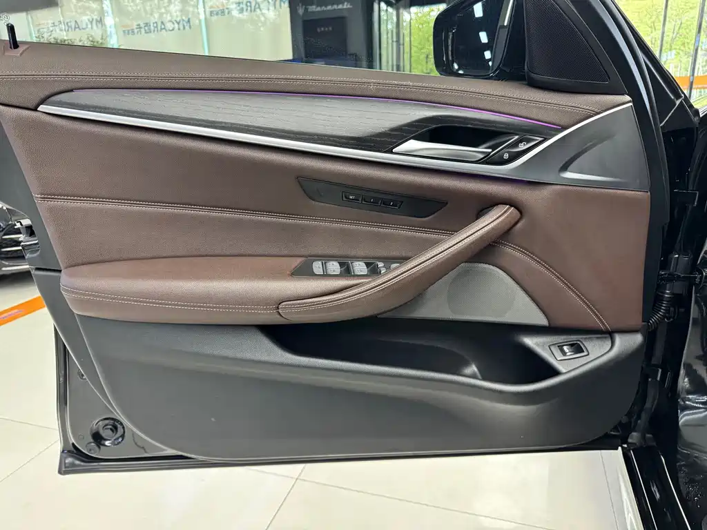 BMW 5 Series — миниатюра 4