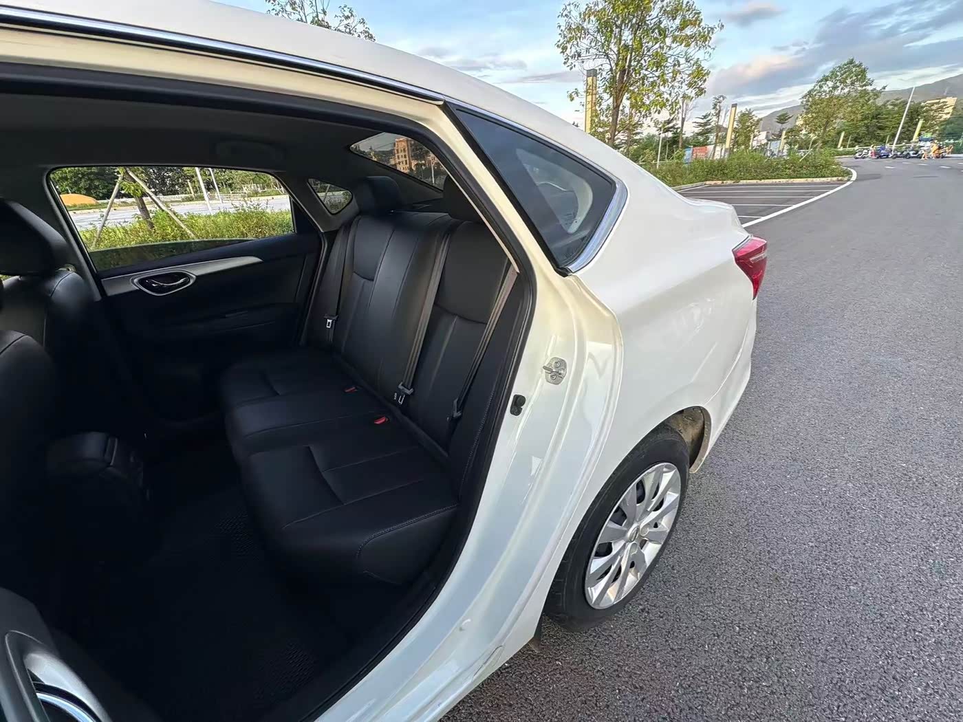 Nissan Sylphy 1.6 л 2022 г. Белый, пробег 48000 км