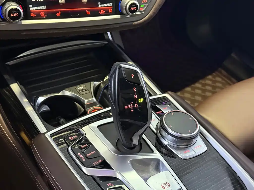 BMW 7 Series — миниатюра 9