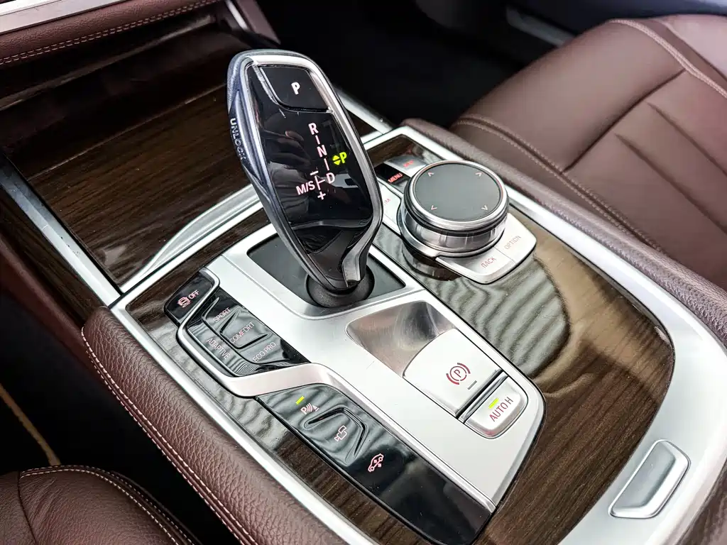 BMW 7 Series — миниатюра 17