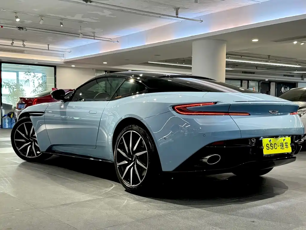 Aston Martin DB11 — миниатюра 6